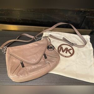 MICHAEL KORS Odette Crossbody Zipper Envelope Flap Leather Purse in Taupe